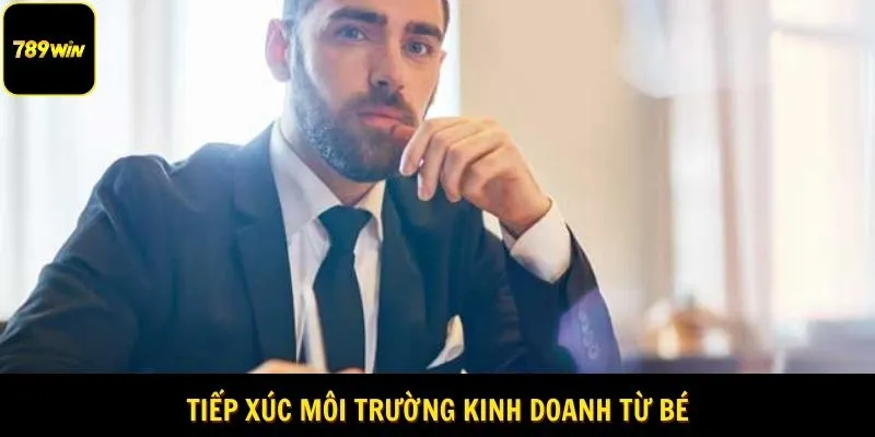 Ông tiếp xúc với kinh doanh từ bé